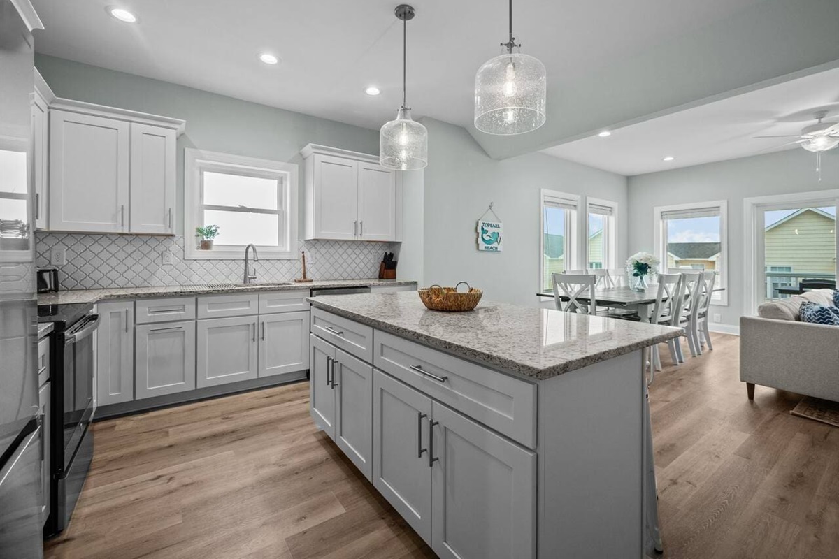 Full Kitchen with 4 Island Seats