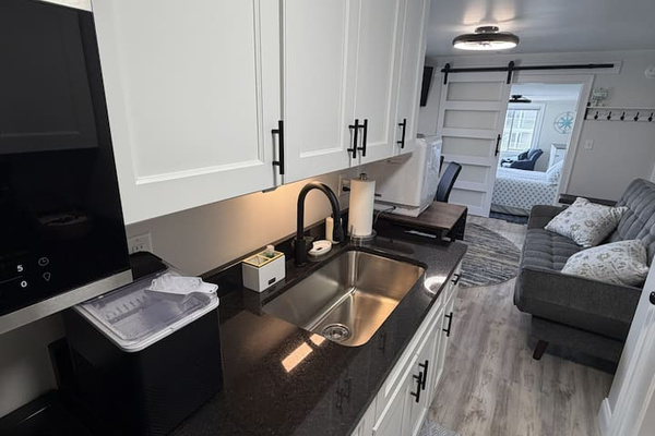 Full kitchen with ice maker