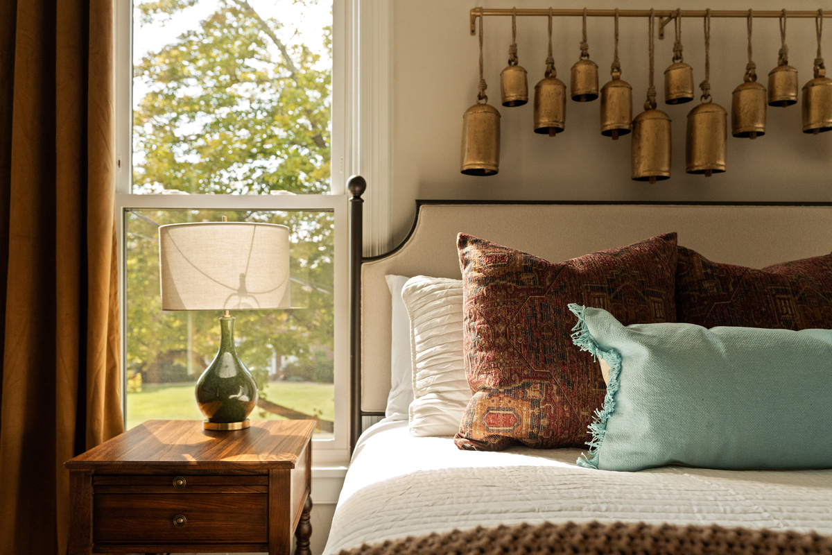 Wake up to beautiful natural light in this inviting bedroom, with warm textures and views over the neighborhood.