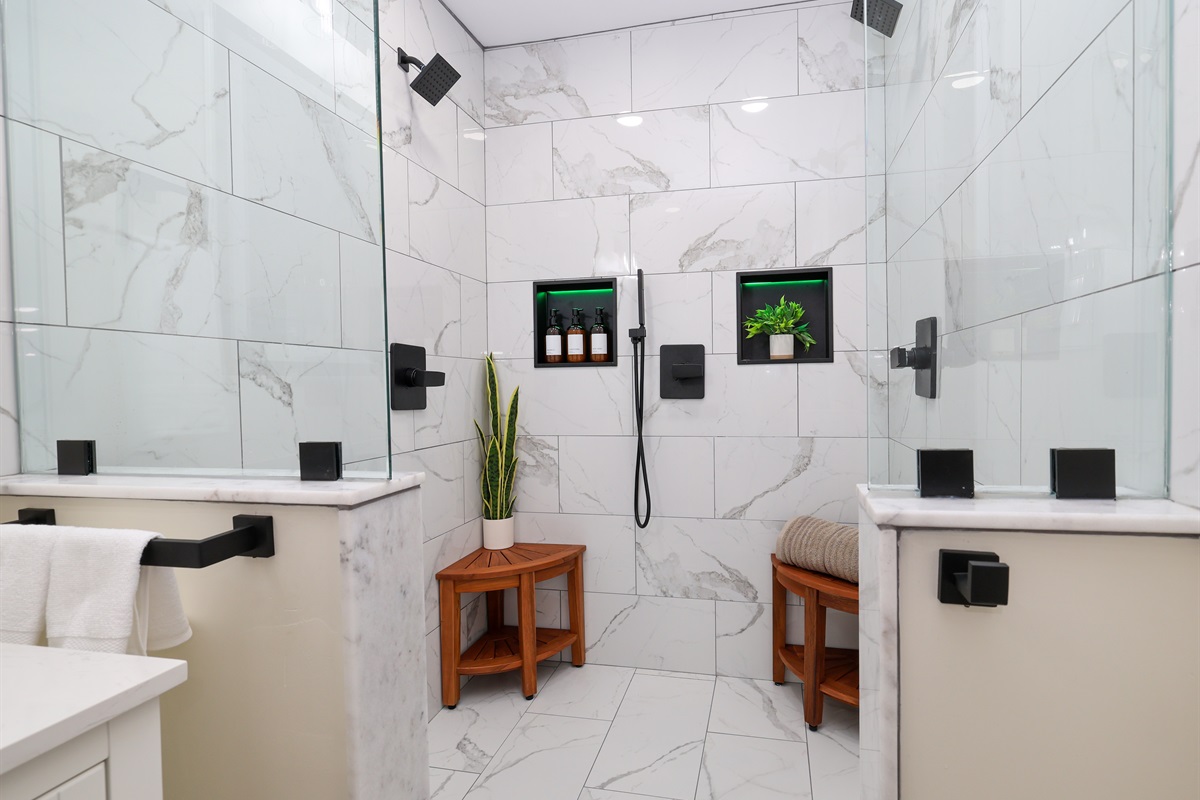Ensuite bathroom with double shower head and massage wand, LED lights in shower nooks