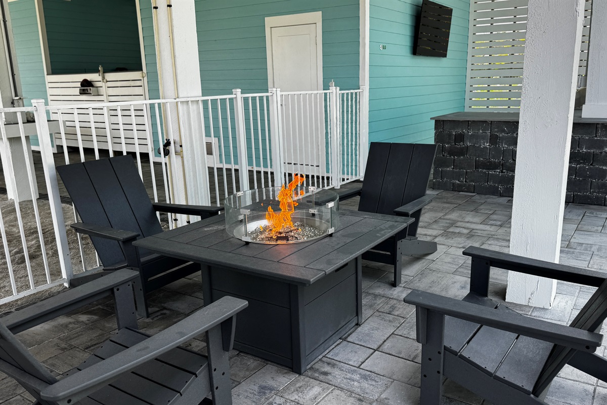 Swim. Dry off. Fire pit. Repeat.
Pretty much the evening routine at Tortuga Sunset. 🔥🌴