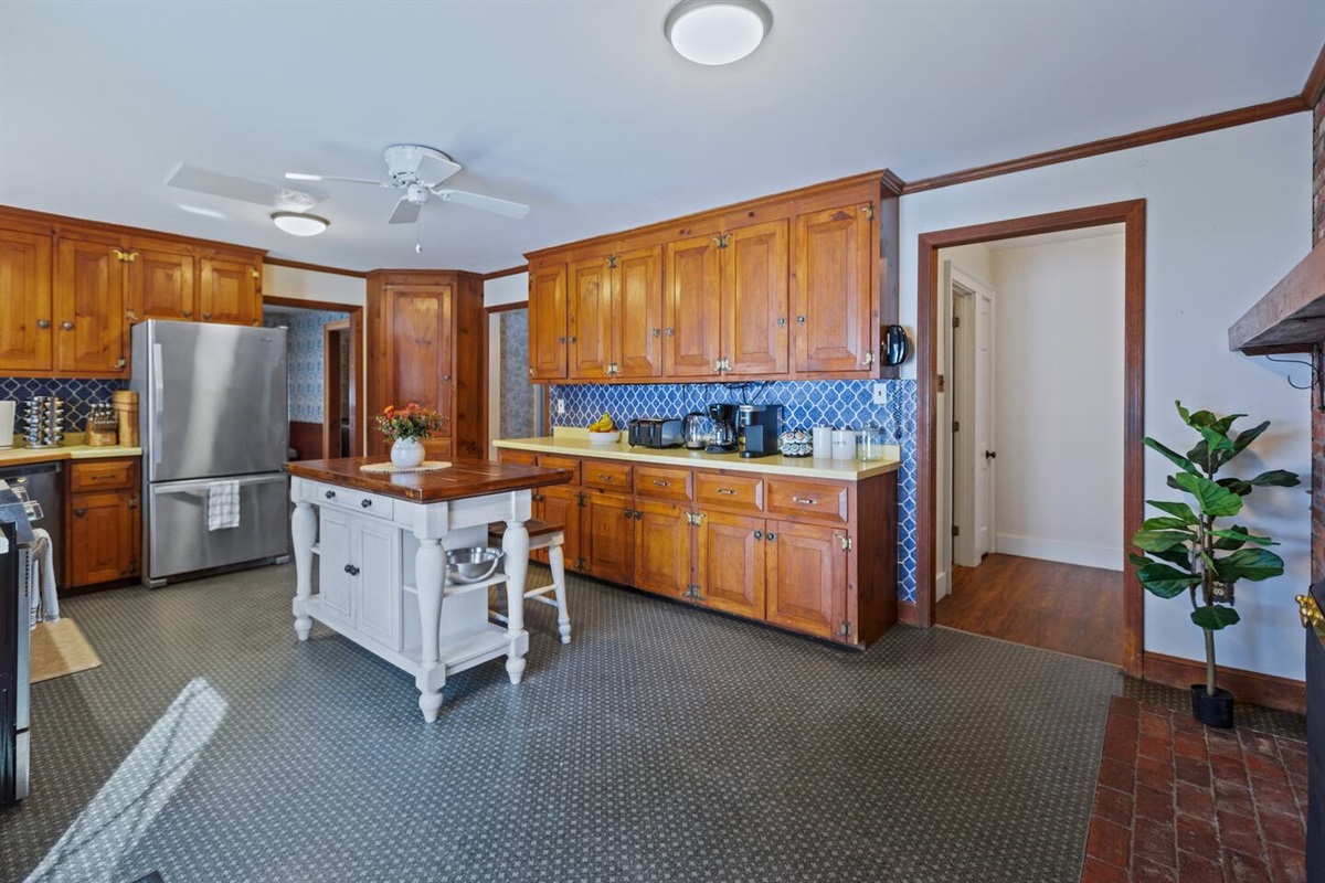 Kitchen with coffee/tea barPots, pans & cooking Utensils included 