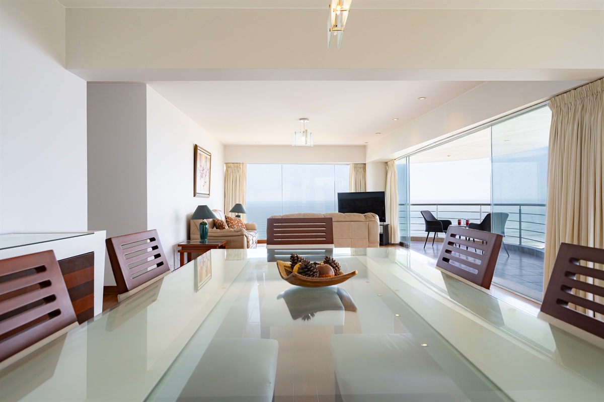 Spacious dining area for 6 — ideal for shared meals or remote work with a view.  /   Comedor amplio para 6 personas: ideal para comidas compartidas o trabajo remoto con vista.