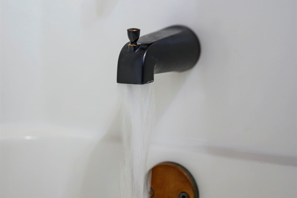 Bathroom Sanctuary:
Elegant granite touches and warm accents make this more spa-than-sink — start the day refreshed, end it rejuvenated. 🛁
