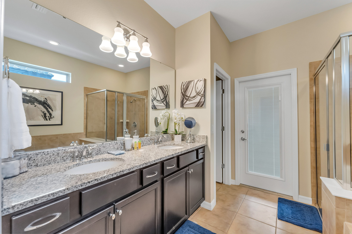 Downstairs King size Guardians of the Galaxy themed ensuite bathroom with separate shower and tub