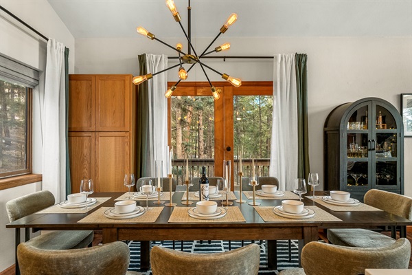 🍽️✨ Host memorable dinners at the long dining table under a statement chandelier—then open the doors to pine views and fresh mountain air 🌲🚪