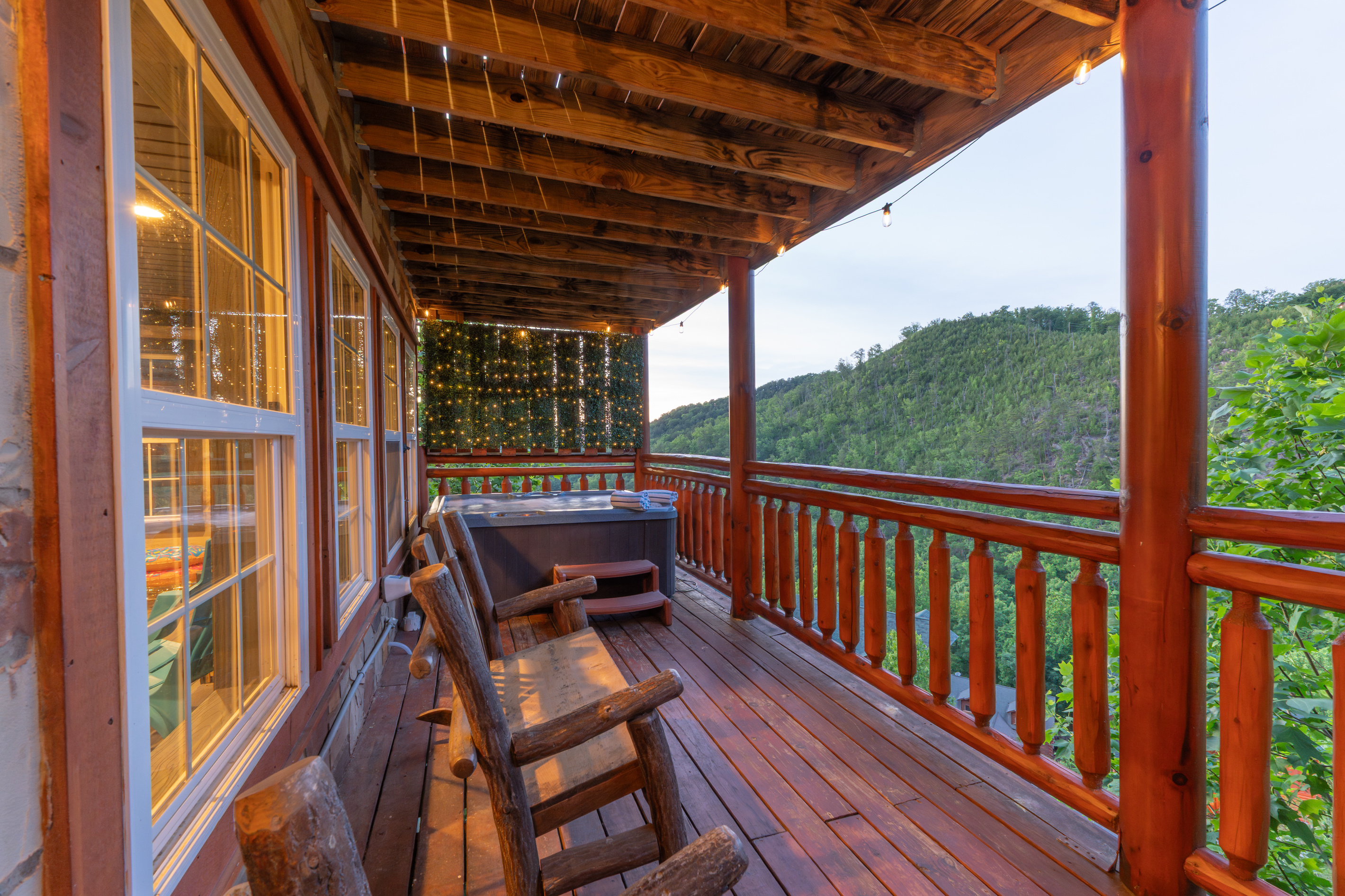 Private hot tub, classic rockers, and a sunset that never disappoints.