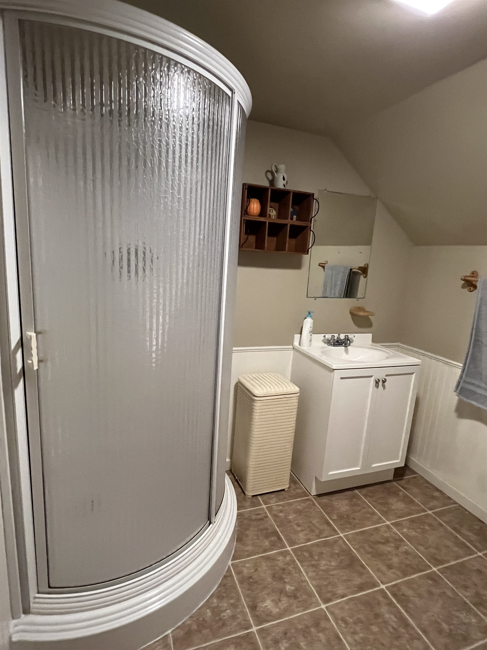 Highview Room - Bath w/ shower