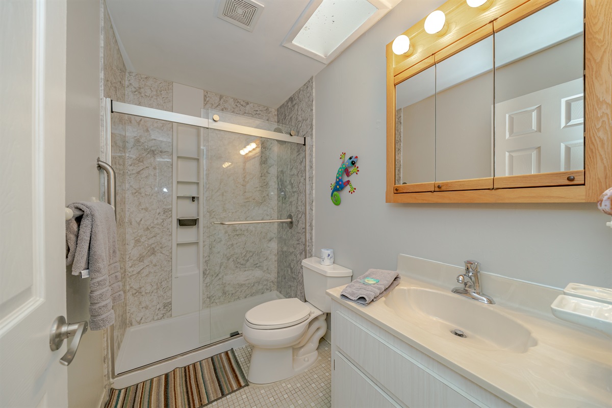 Full Bathroom (Upstairs)