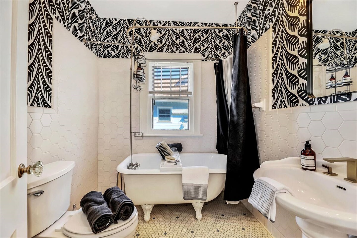 Shower/tub combination. 