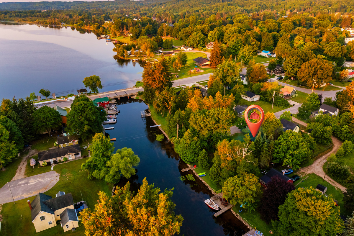 The Rustic Shamrock is located only three properties from Intermediate Lake