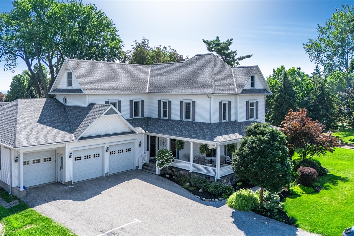 Dream Estate Inn exterior view.