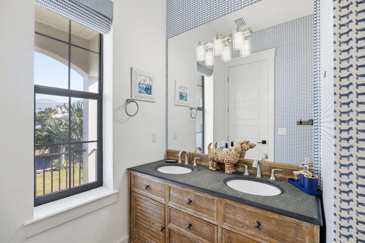 Bright, beachy, and built for easy mornings 🐚✨
This sunny double-vanity bathroom gives everyone space to get ready—complete with coastal touches, fresh lighting, and a big mirror for the perfect vacation glow.