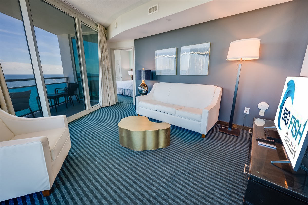 Living Room with Stunning Views🌊☀️