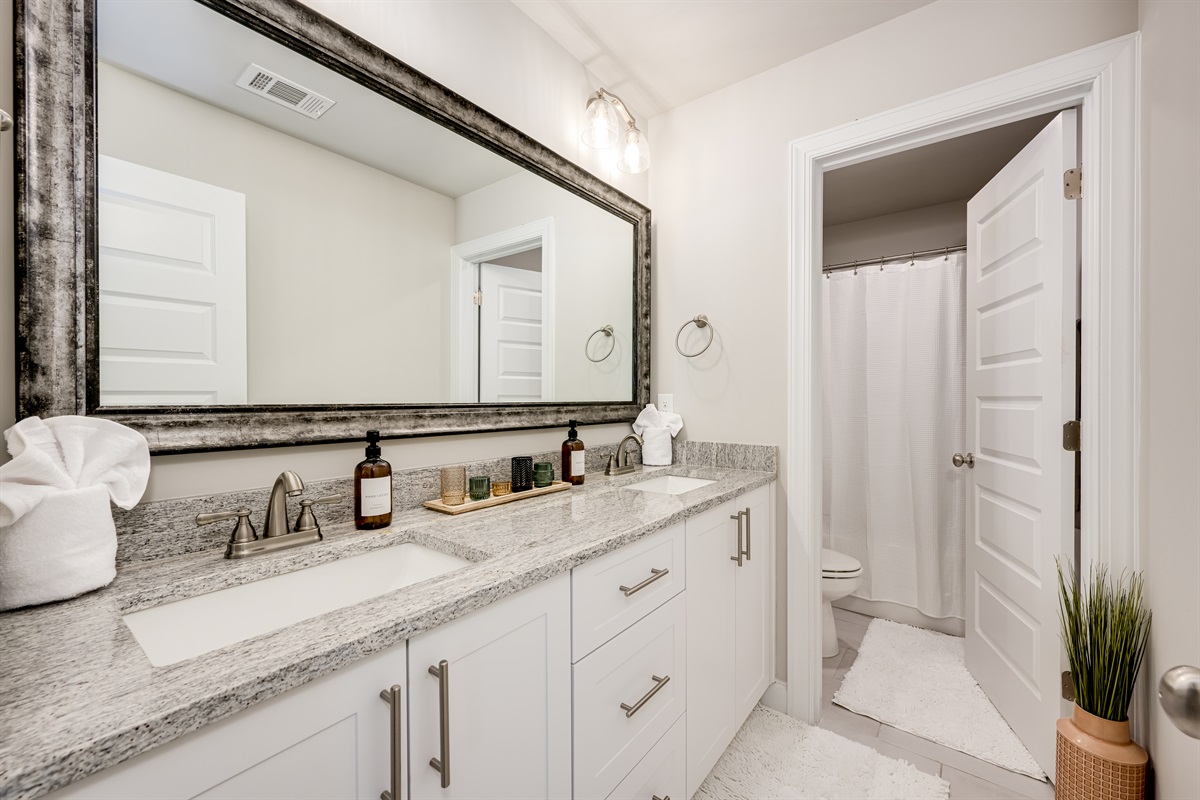 🛁 A beautifully designed vanity with space for two