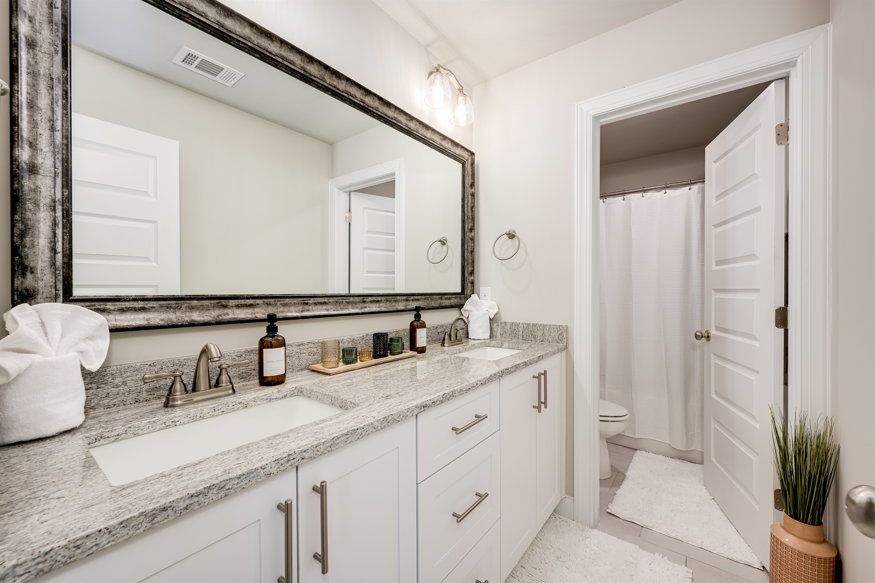 🛁 A beautifully designed vanity with space for two