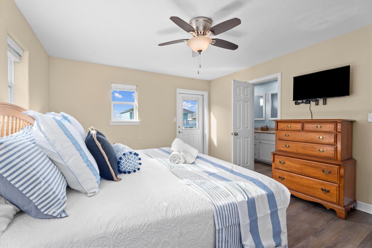 ef92e6454fd045fc93538a994128ec1d Large | Beachhouse | Texas | TX | Vacation Homes | Galveston | Crystal Beach | Kokomo | Breezy Days | Beachfront Elegance | Sunrise Serenity | Southern Sands Property Management, LLC