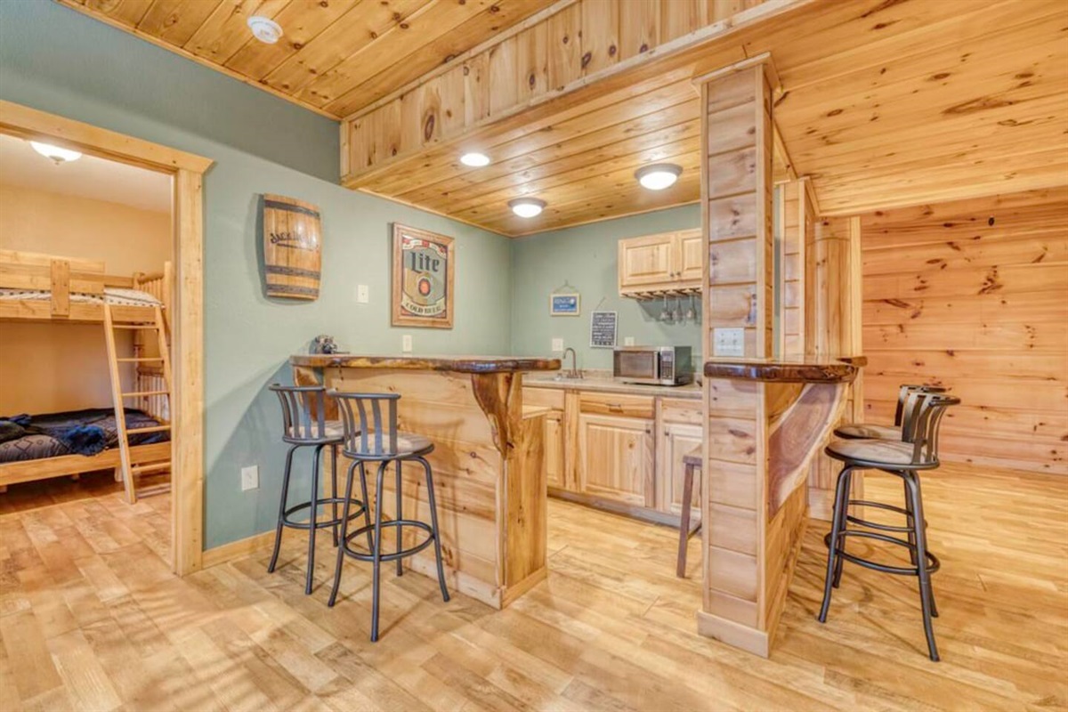 Explore our wet bar and discover its setup and features.