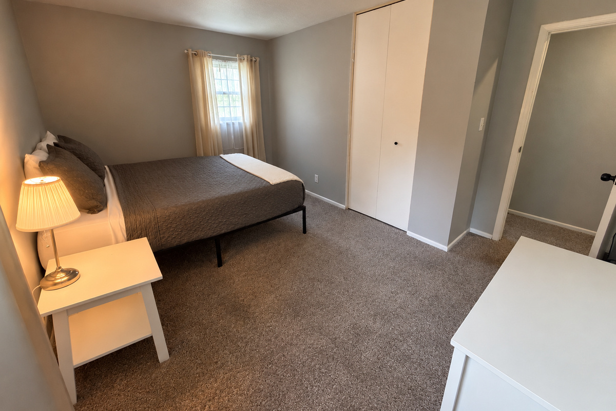 Bedroom w/ Queen bed
