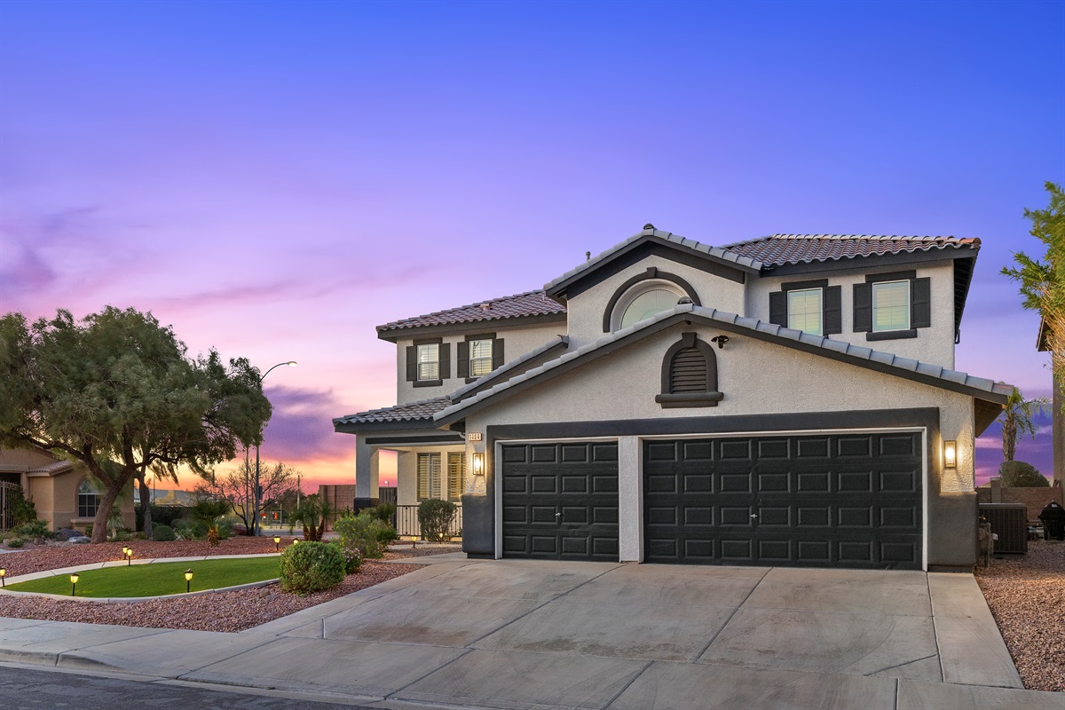 Front view of the home.  It's Showtime!