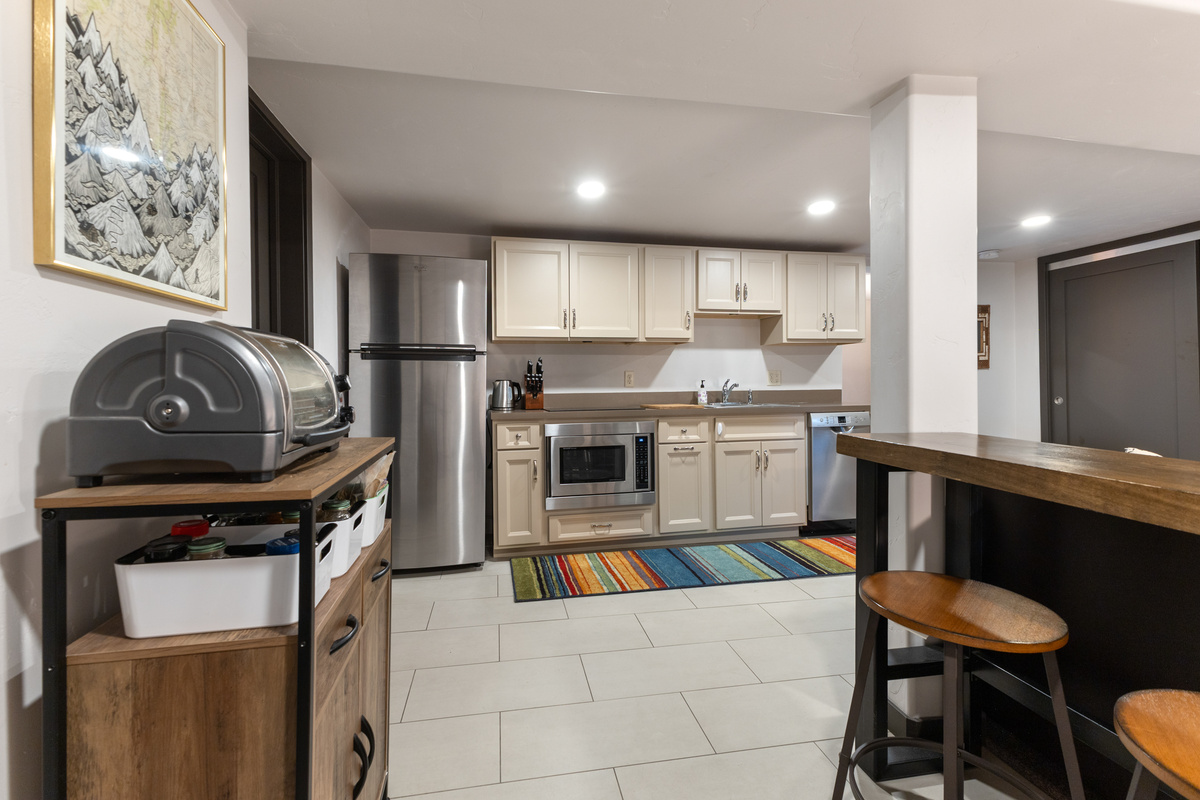 Modern Kitchen | Refrigerator | Kettle | Oven