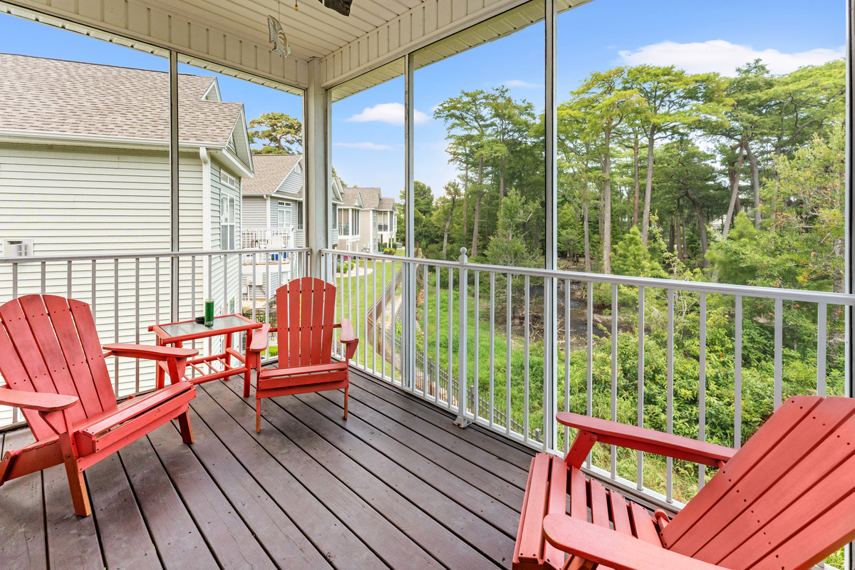Outdoor Screened Porch - Upstairs w/ Marsh Views