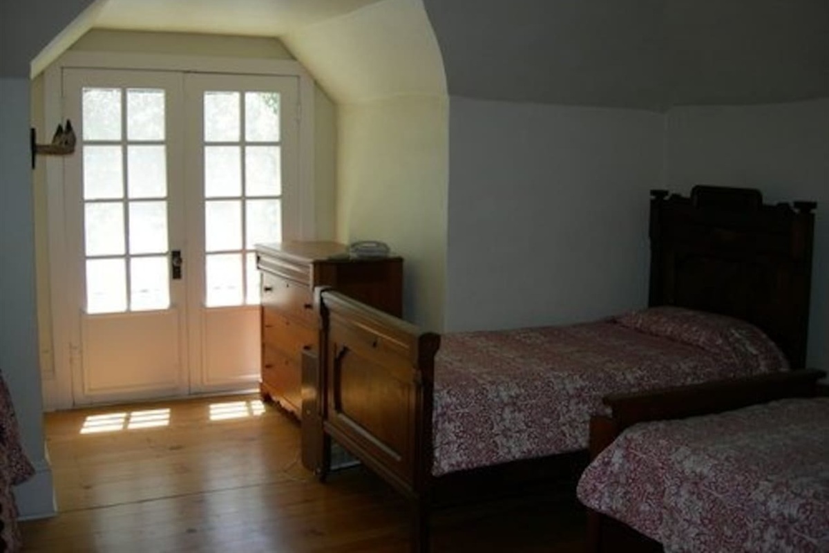 All the cousins can sleep together in the Front Room upstairs.