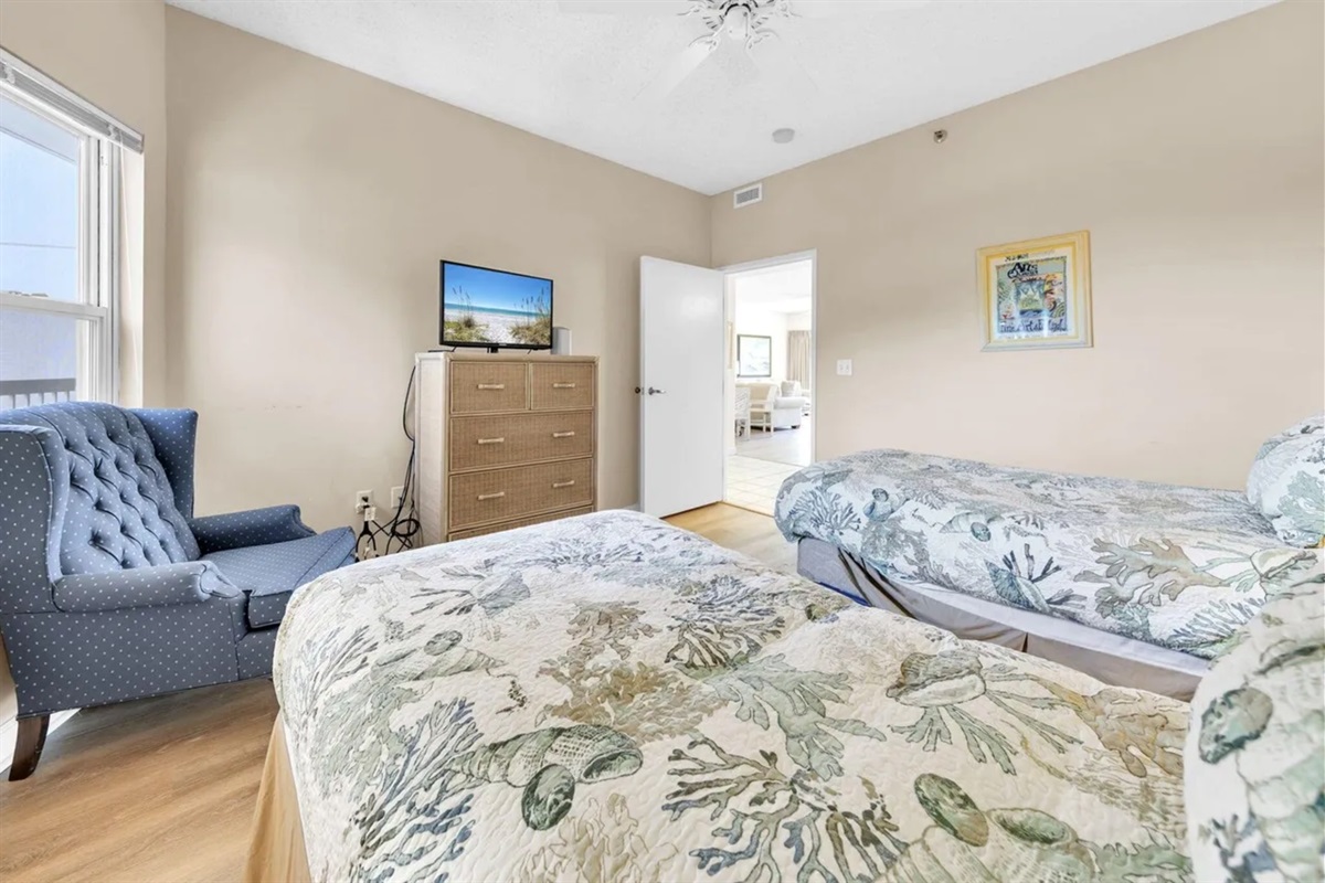 Guest Bedroom with 2 Twin Beds