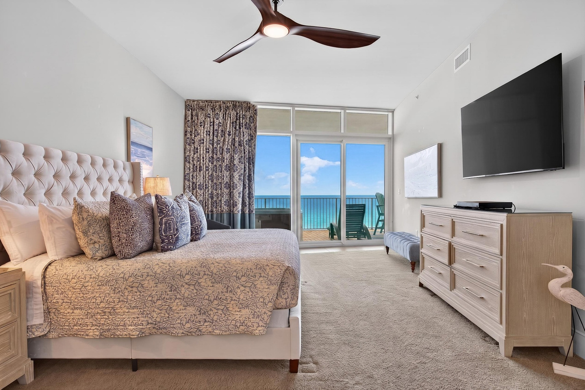 Master King Bedroom, balcony access