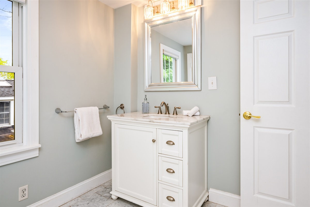Enjoy a spa-like start to your day with a sleek marble-top vanity, elegant fixtures, and ample natural light 💧🌞