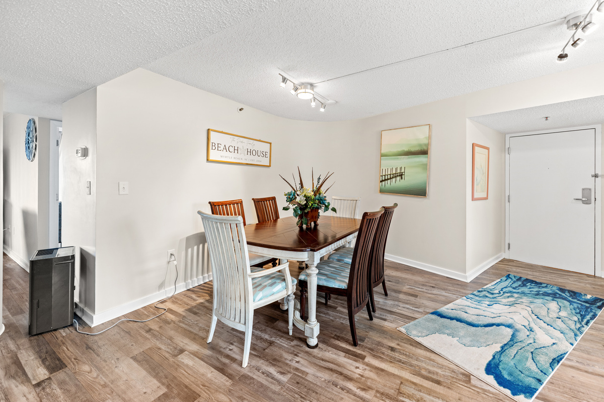 Dining Area with seating for 6