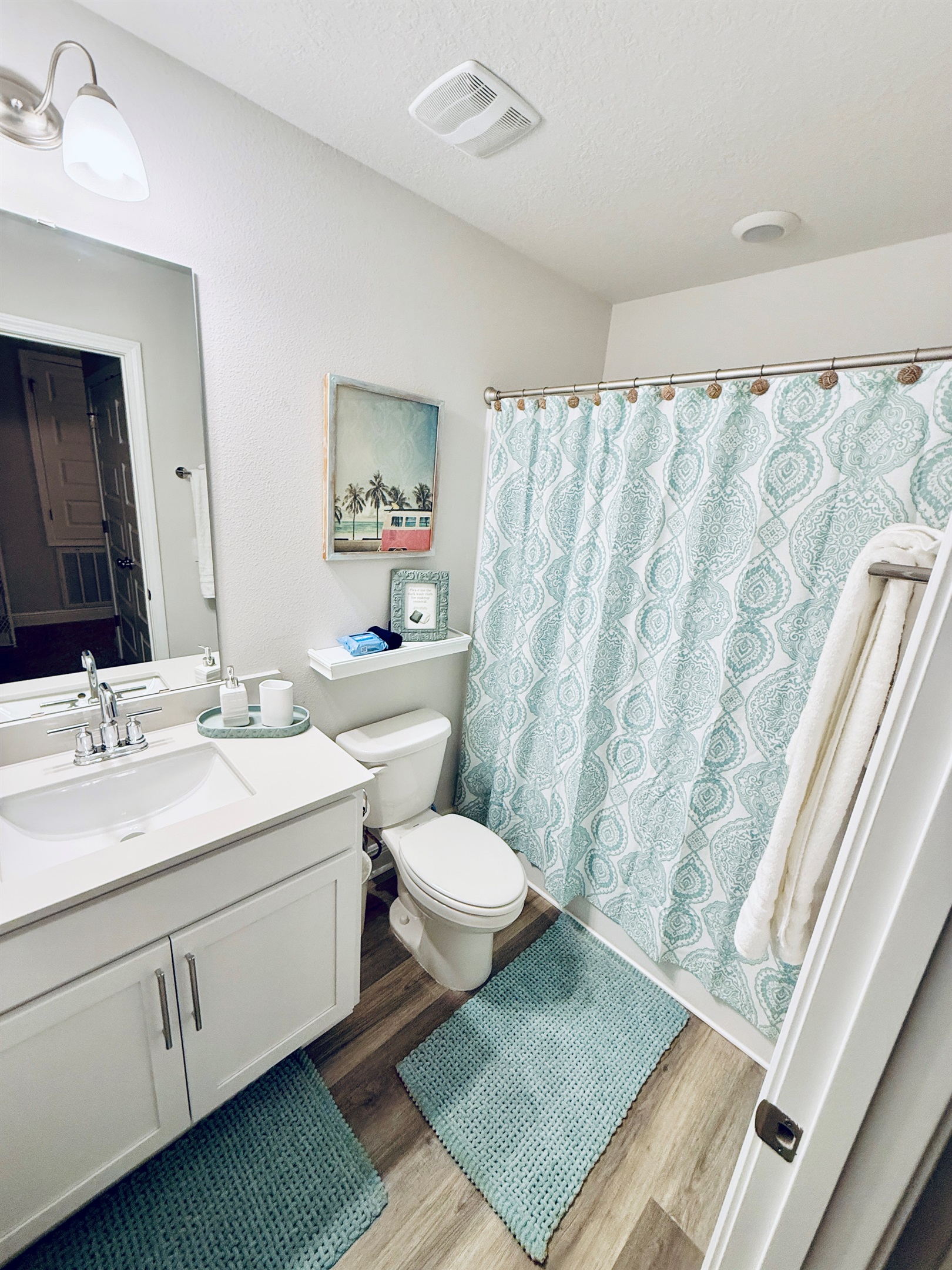Secondary full bathroom