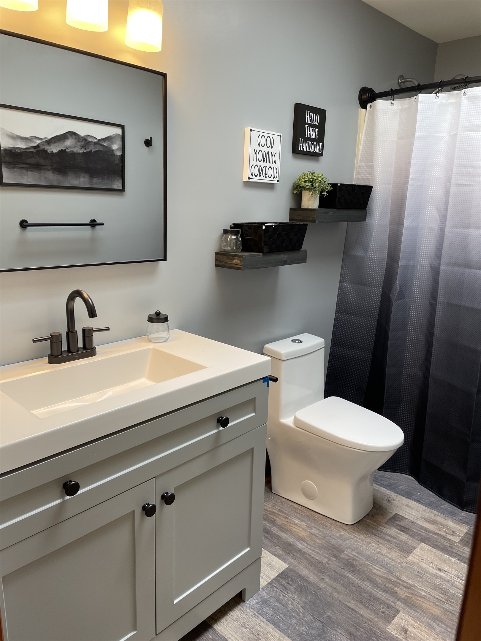 Full bathroom in hallway next to king bedroom 2 and twin bedroom.