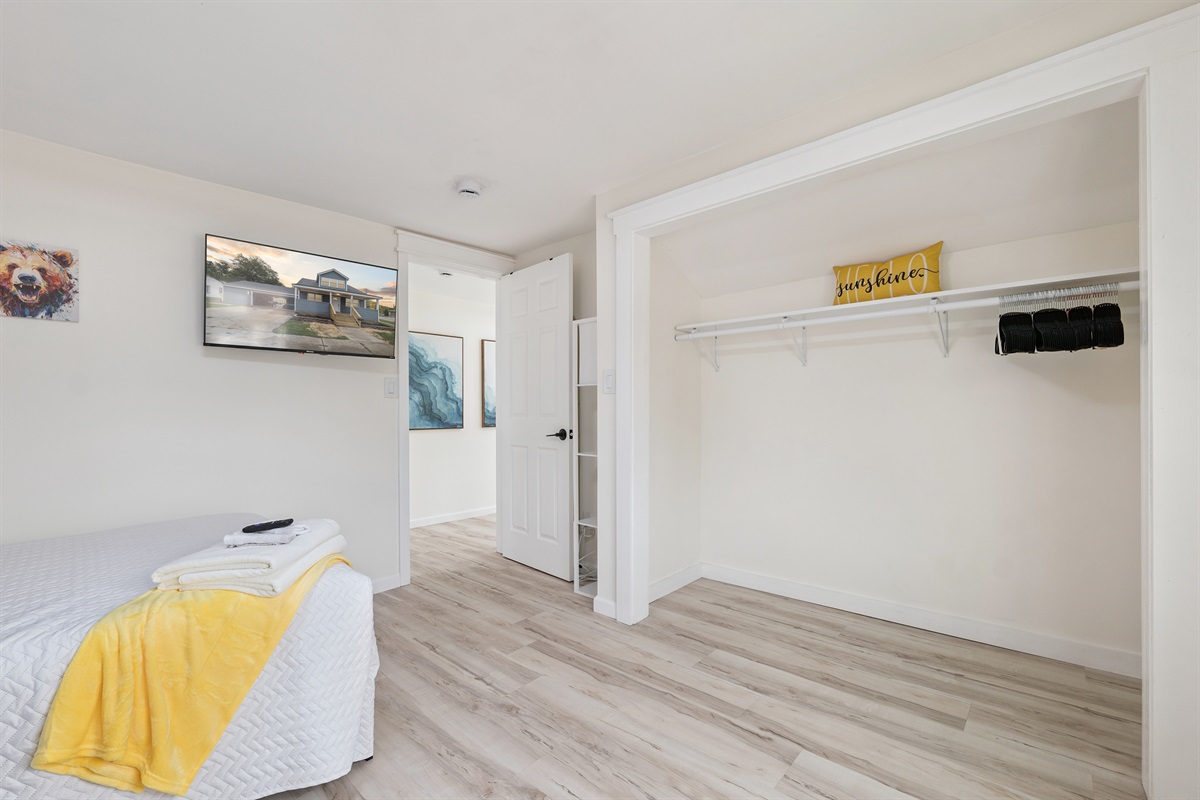 Cozy full/trundle bedroom for whole gang 