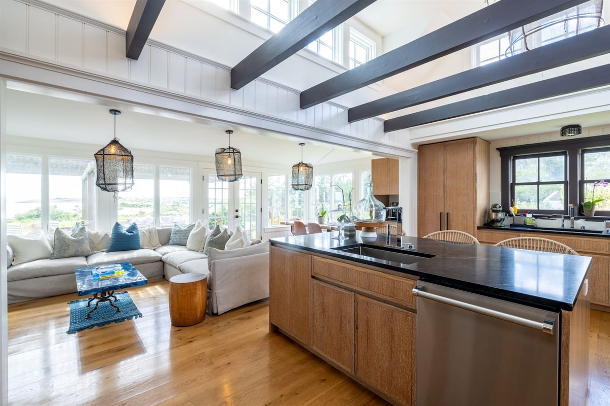 MAIN HOUSE: Kitchen and lounge area off the kitchen