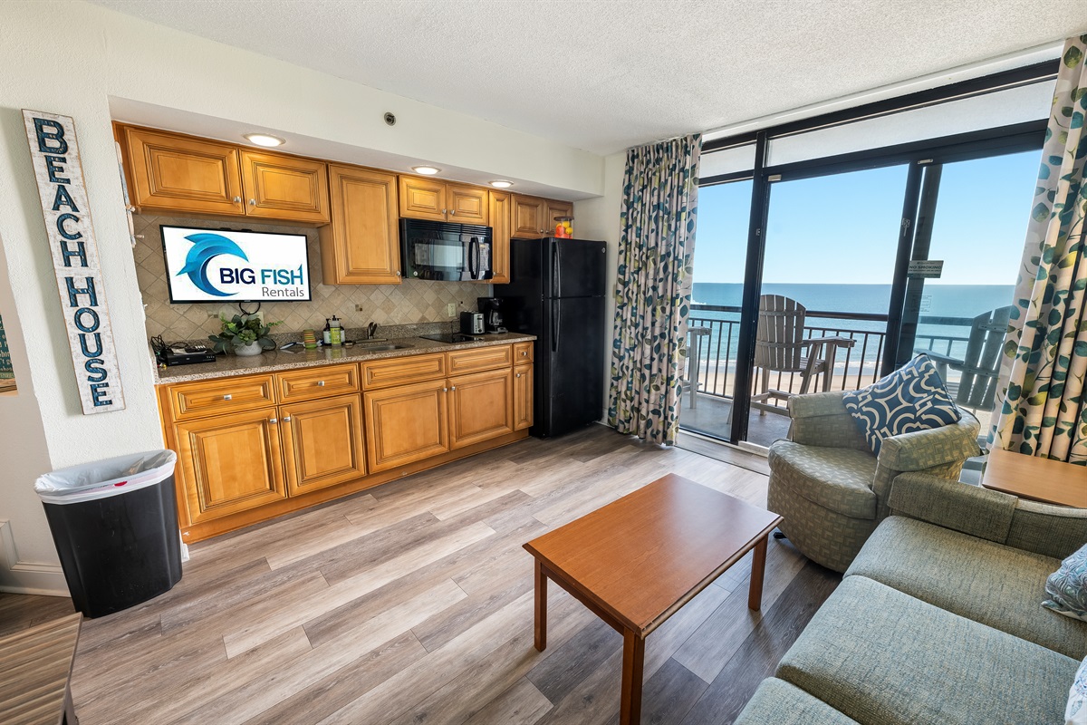 Living Room with Stunning Views🌊☀️
