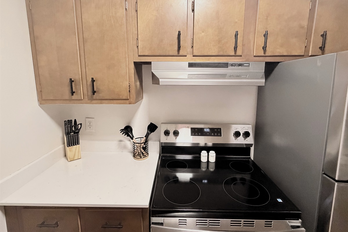 Kitchen w/stainless steel appliances & quartz countertops