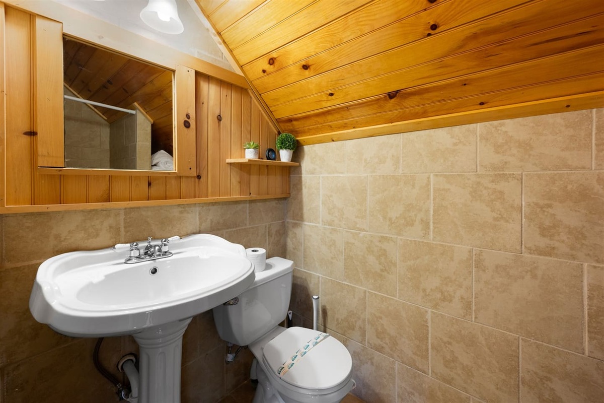 Families can gather in this cabin in the Smoky Mountains where you can enjoy -National Park, BBQ, Hot Tub, arcade, game, fire pit, playground, pool, tennis, basketball, pickle ball.  Easy access:Pigeon Forge, Gatlinburg, Parkway, GSMNP, Wears valley