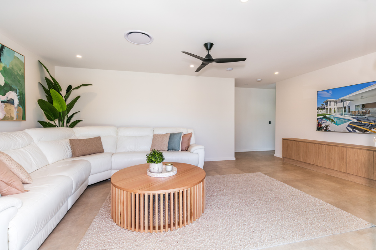 Lounge area - upper level