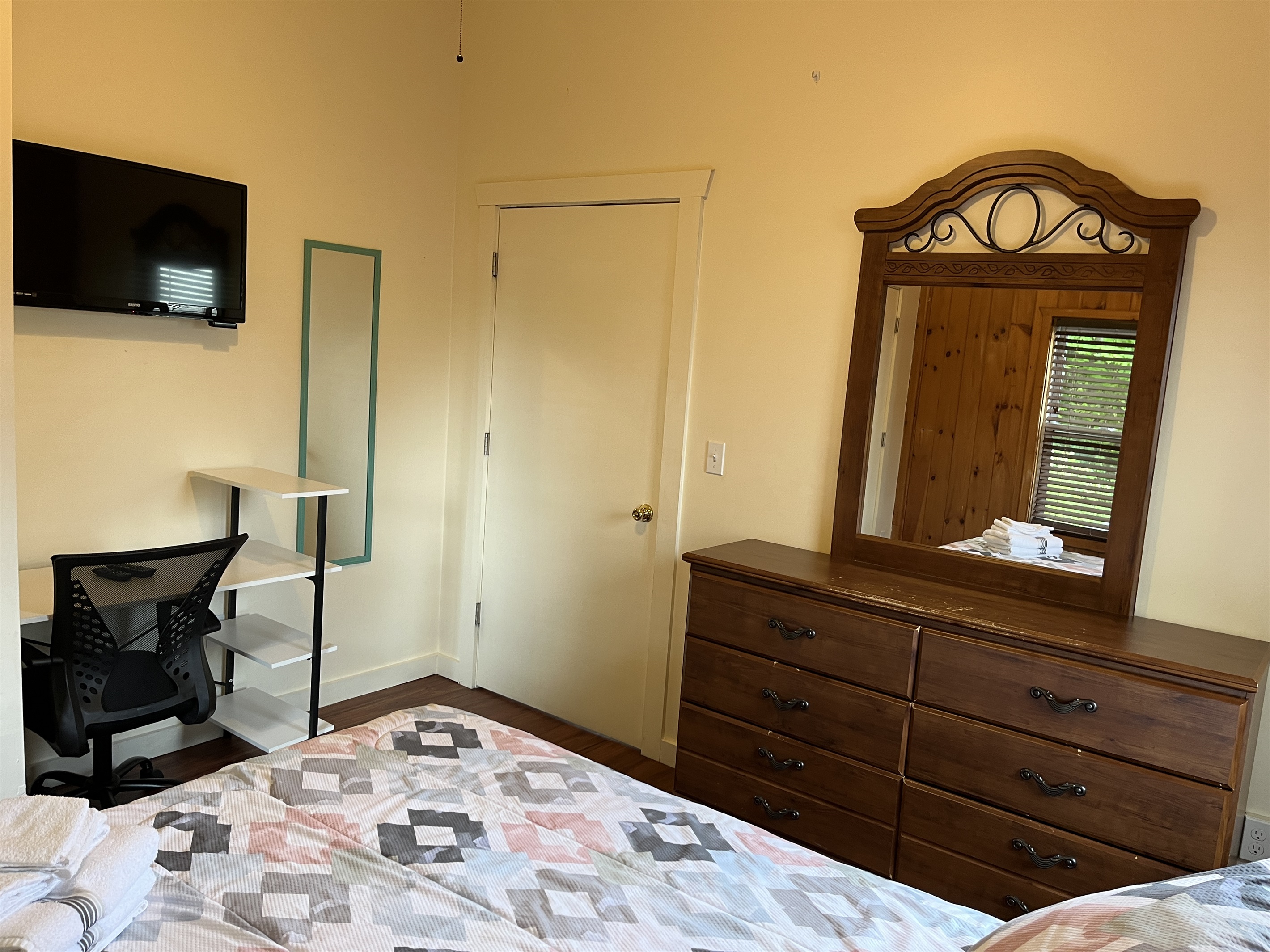 Queen bedroom 2