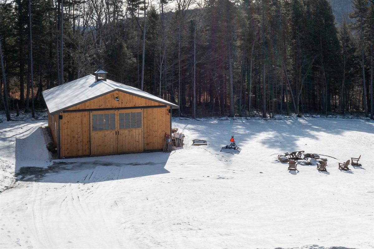 The Heated barn with full bar, TV, half bath, gym and games!
