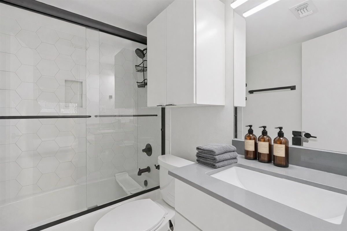 bathroom 2 in bedroom 2 rainshower with tub