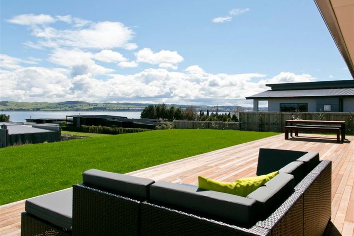 Backyard space with lawn-amazing views-large deck- lounge setting-8 seater outside table-2 x Loungers-steps down to lake access pathway