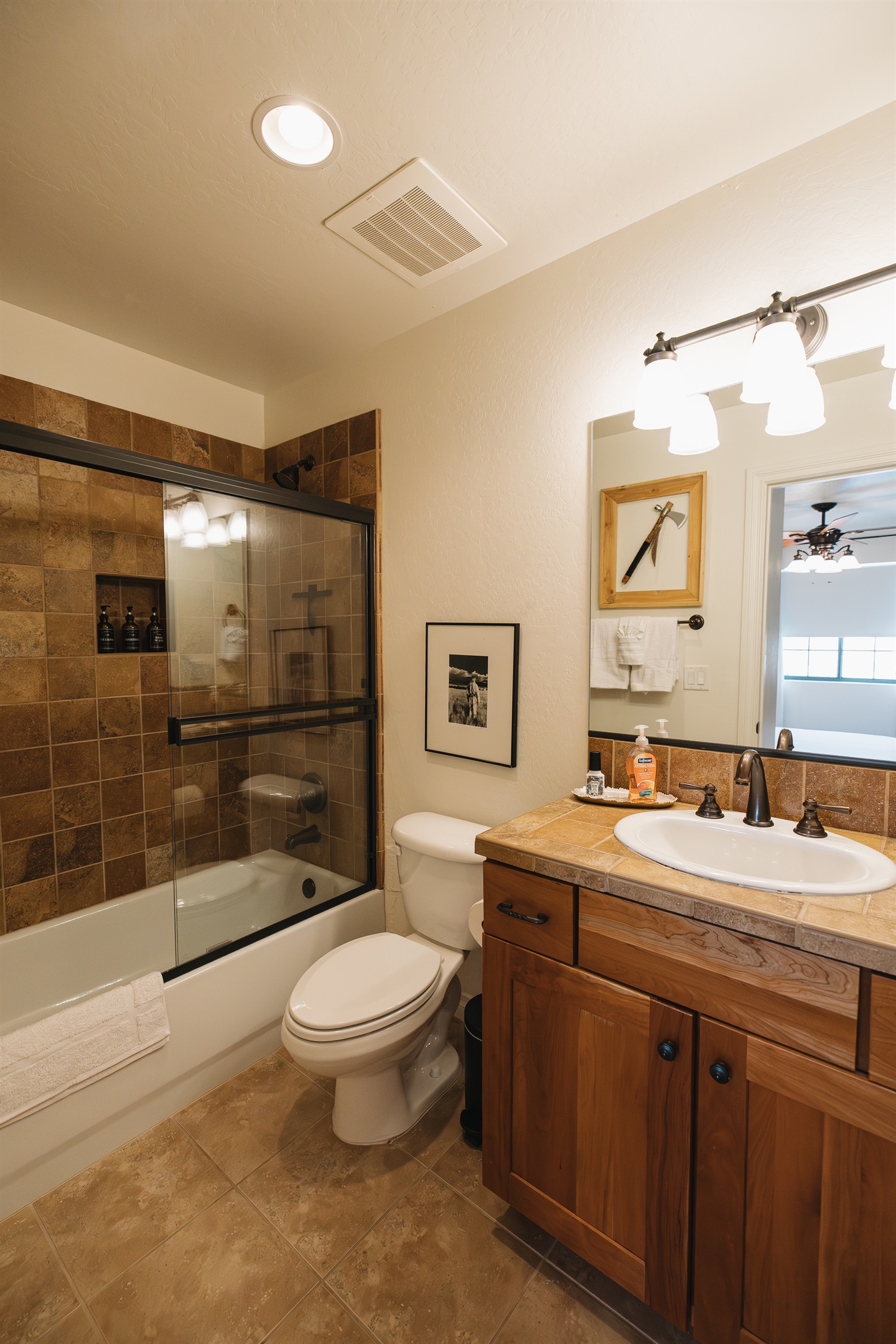 Clean, well-appointed bathroom with tub/shower combo and stocked essentials. Ideal for couples and families staying at this cozy Pinetop condo after hiking, lake days, or skiing.