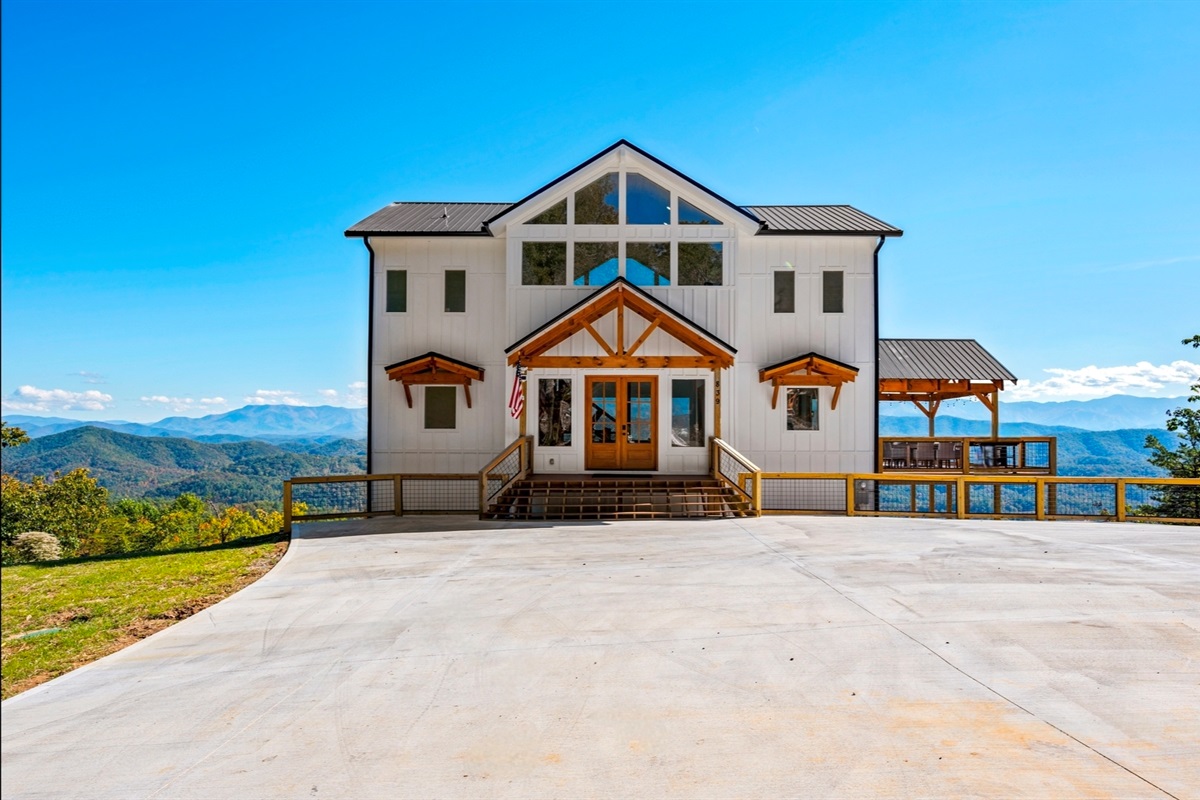 Large driveway fits up to 8-10 vehicles