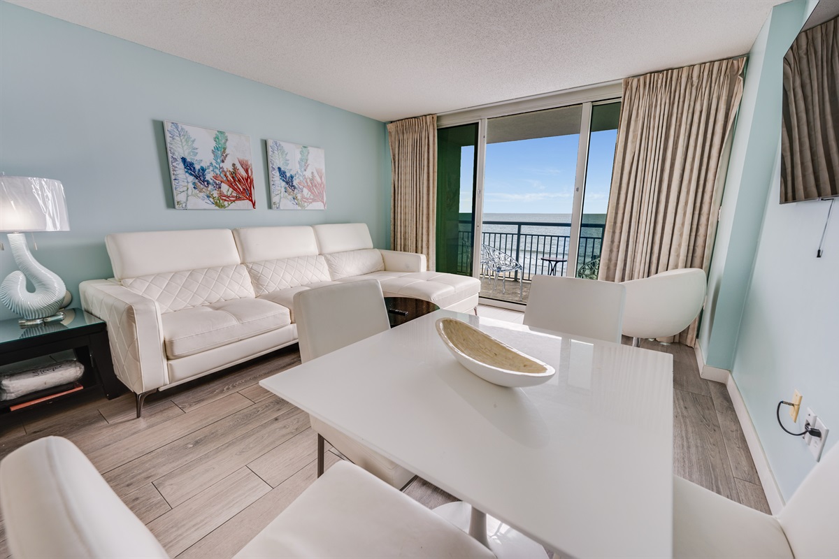 Living Room with Stunning Views🌊☀️