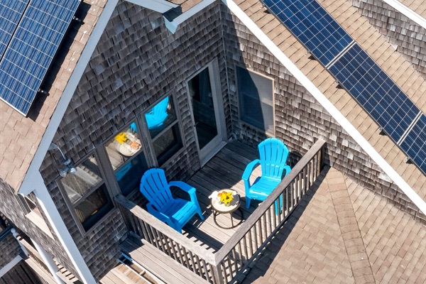 Step onto your private deck and take in sweeping ocean views—perfect for morning coffee or sunset relaxation. 🌊
