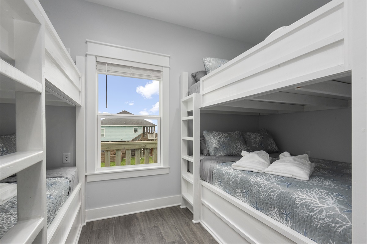 f06da83c98974c8cb8d7051a4e654fde Large | Beachhouse | Texas | TX | Vacation Homes | Galveston | Crystal Beach | Kokomo | Breezy Days | Beachfront Elegance | Sunrise Serenity | Southern Sands Property Management, LLC