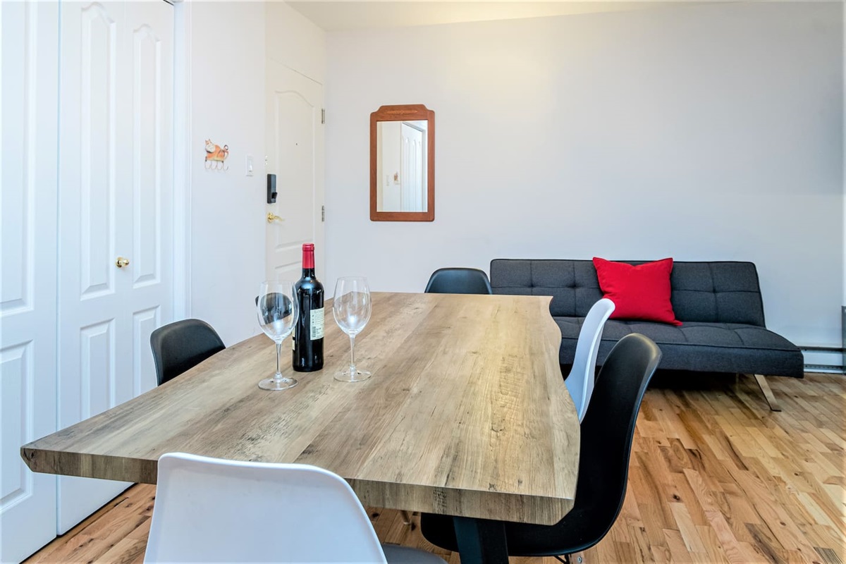 Vue de la table à manger et de l'entrée.
