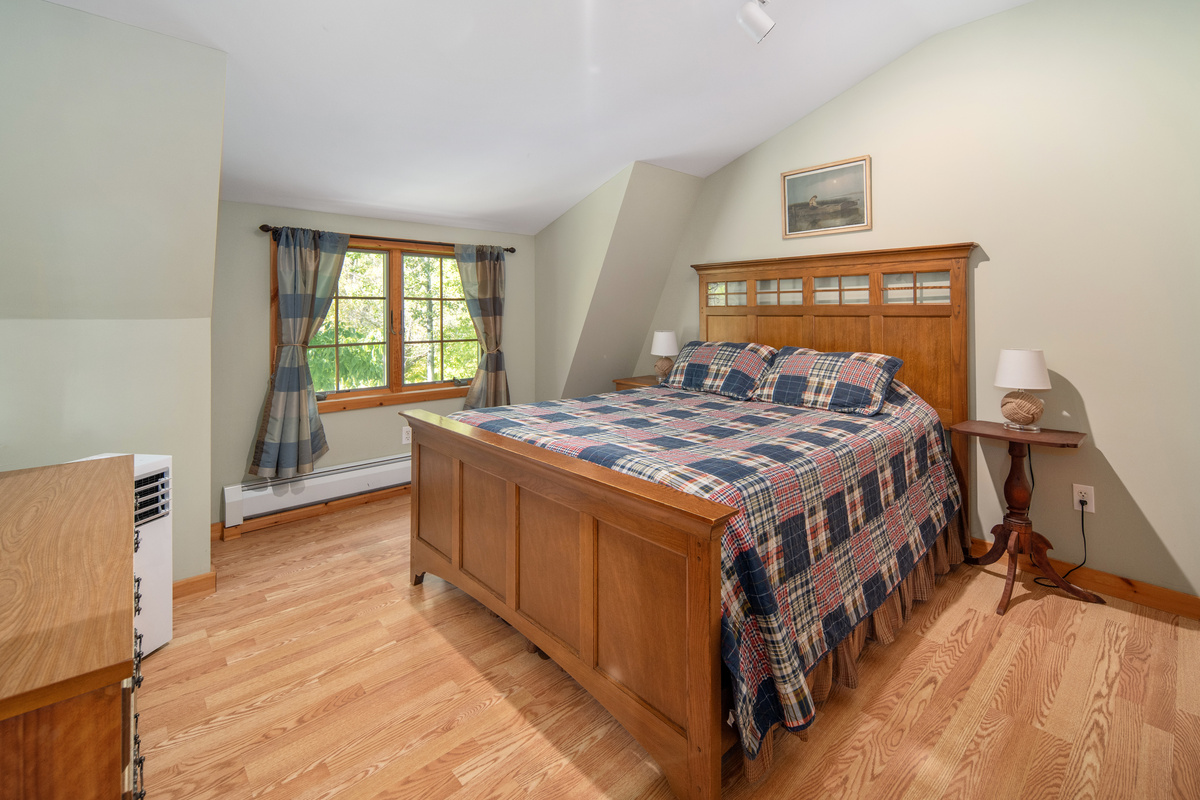 Queen bedroom